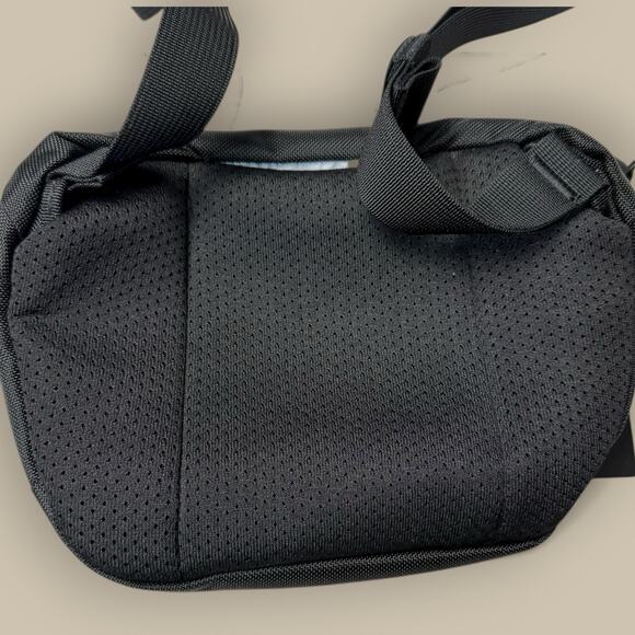 Arc’teryx Maka 1 Waistpack Crossbody Bag Belt Bag Black Logo Fanny Pack Hiking - Picture 3 of 3